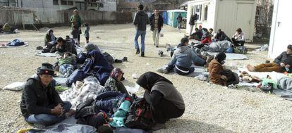 Refugiados sirios, iraquíes y afganos esperan para registrarse en un campamento de Presevo (sur de Serbia).
