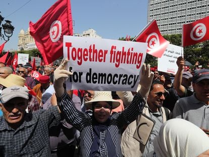 Manifestantes en la protesta celebrada este domingo en Túnez contra el presidente Kais Said.