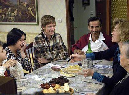 Imagen de la familia Alcántara, protagonista de la teleserie de TVE 'Cuéntame cómo pasó', prototipo de la clase media española durante la transición.