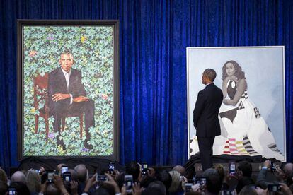 El expresidente estadounidense Barack Obama participa en la presentación de su retrato y del de su mujer, Michelle Obama, en la National Portrait Gallery, en Washington, el 12 de febrero de 2018.