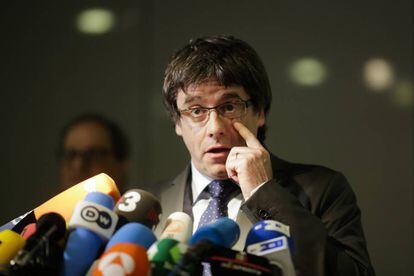 Carles Puigdemont se dirige a los medios durante una conferencia de prensa en Berlín, Alemania. 