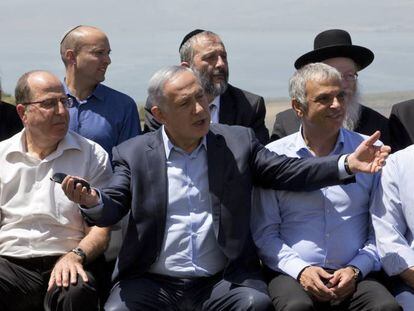 Benjam&iacute;n Netanyahu, con su Gobierno en los Altos del Gol&aacute;n. 