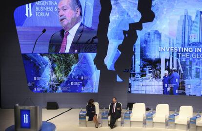 El presidente de Dow Chemical, Andrew N. Liveris (d), en el Foro de Inversión y Negocios de Argentina.
