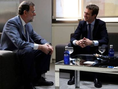 FOTO: Pablo Casado y Mariano Rajoy, reunidos en la sede nacional del partido tras la celebración del Congreso Nacional Extraordinario del PP. / VÍDEO: Fragmento de la entrevista de Casado en la COPE.