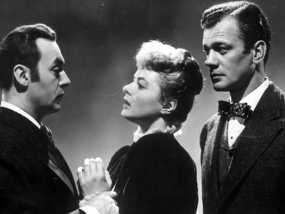 De izquierda a derecha, Charles Boyer, Ingrid Bergman y Joseph Cotten, en una escena de <i>Luz que agoniza.</i>