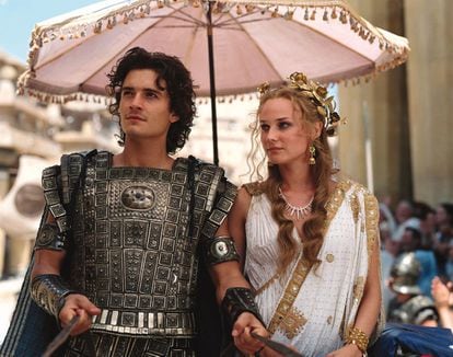 Orlando Bloom (Paris) y Diane Kruger (Helena) en una secuencia de 'Troya'. 
