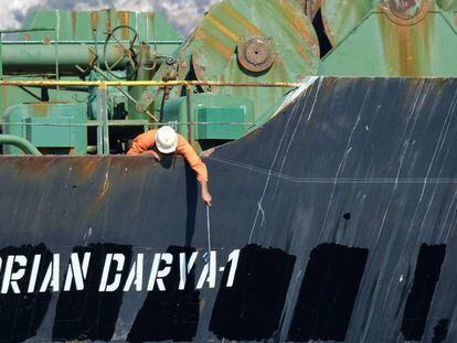 Un empleado del petrolero comprueba el cambio de nombre de la nave, el pasado 18 de agosto, frente a las costas de Gibraltar.