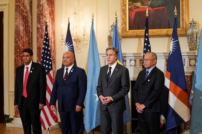 Antony Blinken, junto a los presidentes de Palau, Micronesia, y de las islas Marshall, este jueves en Washington.