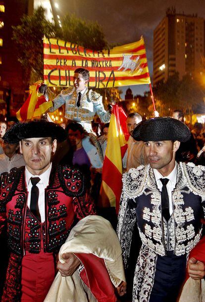 El torero catalán Serafín Marín es sacado a hombros por las calles de Barcelona.