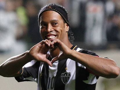 Ronaldinho celebra la victoria de su equipo, el Atlético Mineiro, ante el Newell's Old Boys en la final de la Copa Libertadores en julio de 2013.
