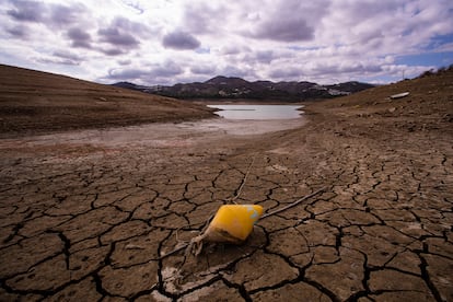 Vista del embalse de la Viñuela (Málaga), que oficialmente se encuentra en situación de sequía grave, en una imagen tomada el pasado 11 de febrero.