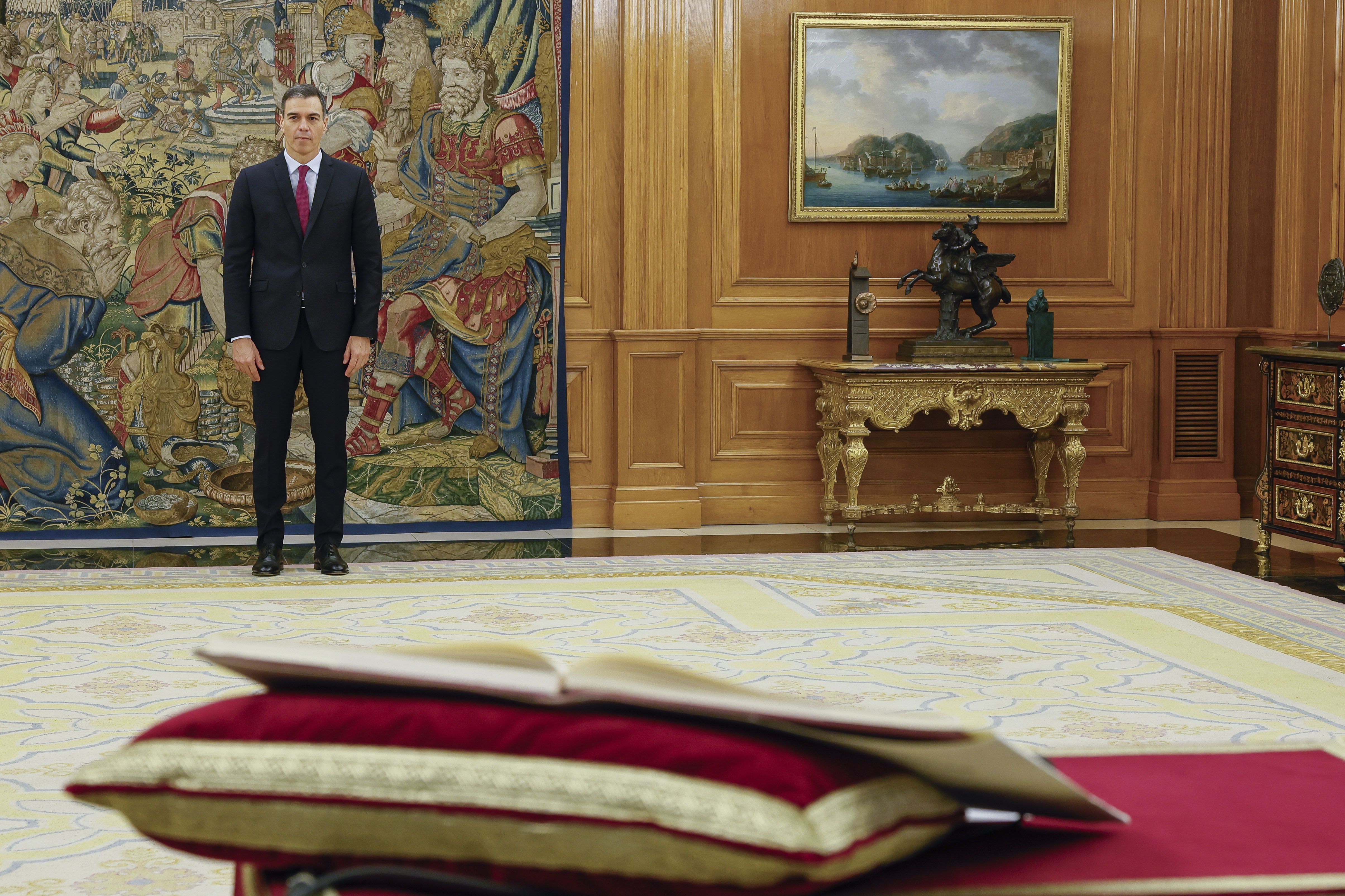 MADRID, 17/11/2023.- Pedro Sánchez (i) promete su cargo de presidente del Gobierno ante el rey Felipe VI y un ejemplar de la Constitución, este viernes en el Salón de Audiencias del Palacio de la Zarzuela en Madrid. EFE/ Ballesteros POOL
