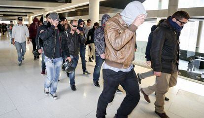 Agentes de los Mossos tras la declaración de uno de ellos por el 'caso Raval'.