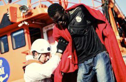 Un efectivo de Salvamento ayuda a una persona que acaba de ser auxiliada frente a las costas de Tarifa (Cádiz).
