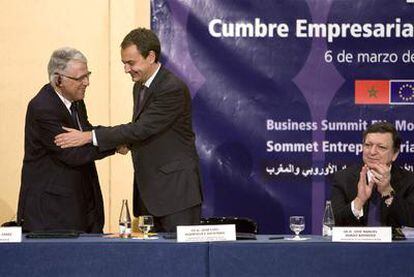 Zapatero saluda al primer ministro marroquí, Abbas El Fassi, junto al presidente de la Comisión Europea, José Manuel Durão Barroso.