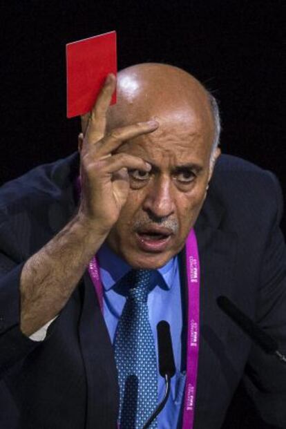 El presidente de la federación palestina de fútbol, Jibril Rajoub, muestra una tarjeta roja, en su discurso durante el Congreso de la FIFA.