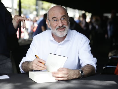 El escritor Fernando Aramburu firmando libros en el Sant Jordi de 2017.