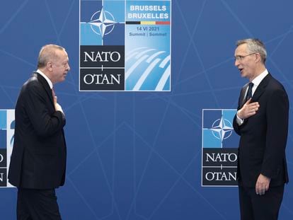 El secretario general de la OTAN, Jens Stolteberg (dcha), recibe al presidente turco, Recep Tayyip Erdogan, a su llegada a la cumbre de la Alianza Atlántica en junio de 2021 en Bruselas.