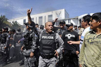 Policías amotinados durante la asonada contra Correa, el pasado 30 de septiembre.