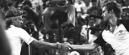 McEnroe (d) saluda a Borg tras derrotarle en la final del US Open de 1981.