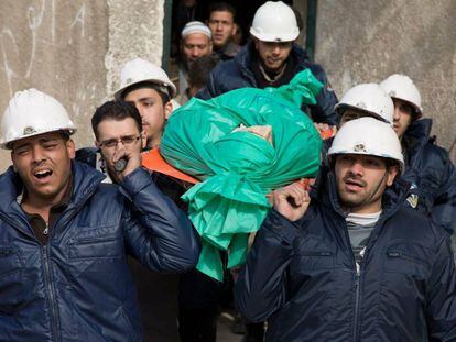 Un grupo de &#039;cascos blancos&#039; llevan a un compa&ntilde;ero muerto durante su funeral en Duma (Siria), en 2015.