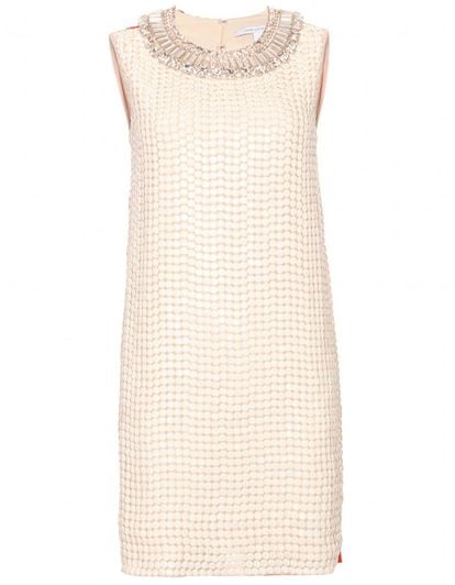 Diane Von Furstenberg propone este vestido de seda con detalles en el cuello en blanco roto. (1.169 euros)