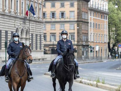 Dos policías italianos patrullan en las calles de Roma esta semana. 
 