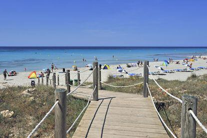 Acceso a la playa desde el hotel Sol Milanos Pinguinos, en Menorca.