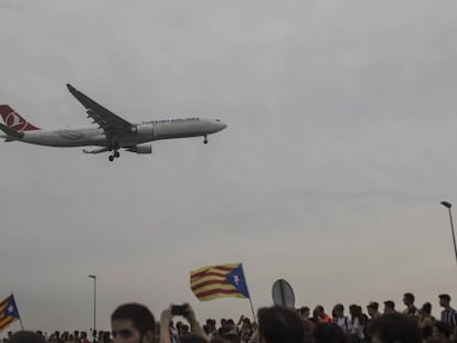 Un vuelo llega a El Prat durante las protestas en el aeropuerto del pasado día 14, tras la condena de los líderes del 'procés'.