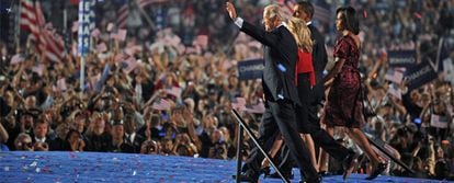 Obama, Biden y sus esposas recorren la pasarela del escenario en el estadio Invesco de Denver en la última jornada de la convención demócrata.