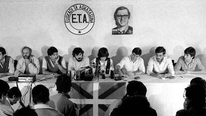 Miembros de ETA político-militar, por primera vez sin capuchas ante la prensa, anuncian un alto el fuego permanente, el 30 de septiembre de 1982 en Biarritz (Francia). De izquierda a derecha: Luis Emaldi Mitxelena, alias 'Mendi'; Josu Sánchez Terradillos, 'Josu'; Jose María Lera Fernández de Muniain, 'Txepe'; Joseba Aulestia Urrutia, 'Zotza'; Fernando López Castillo, 'Peke'; Miren Lourdes Alkorta Santos; Juan Miguel Goiburu Mendizabal, 'Goierri'; Juan Maria Ortuzar Soloeta, 'Ruso'; José Maria Zubeldia Maiz, 'Jose Mari', y Perico Diez Ulzurrun, 'Periko'.