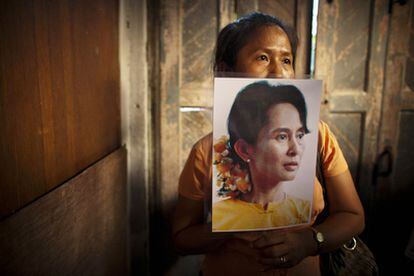 Una seguidora de Suu Kyi con un retrato de la líder opositora birmana.
