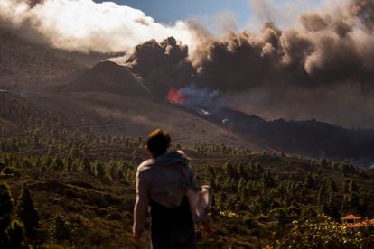 Una persona observa la erupción del volcán de Cumbre Vieja desde la montaña de Tacande, en La Palma, en septiembre.