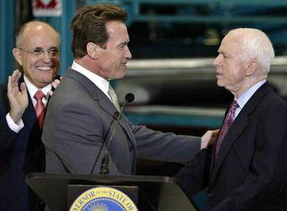 El gobernador de California, Arnold Schwarzenegger, saluda a John McCain ante el aplauso de Rudy Giuliani (izquierda), ayer en Los Ángeles.