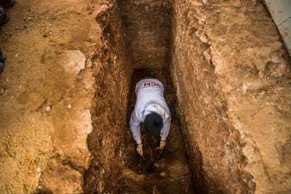 Una de las antropólogas forenses del equipo de Mapas de Memoria trabaja en la exhumación de la fosa del cementerio de Manzanares. 