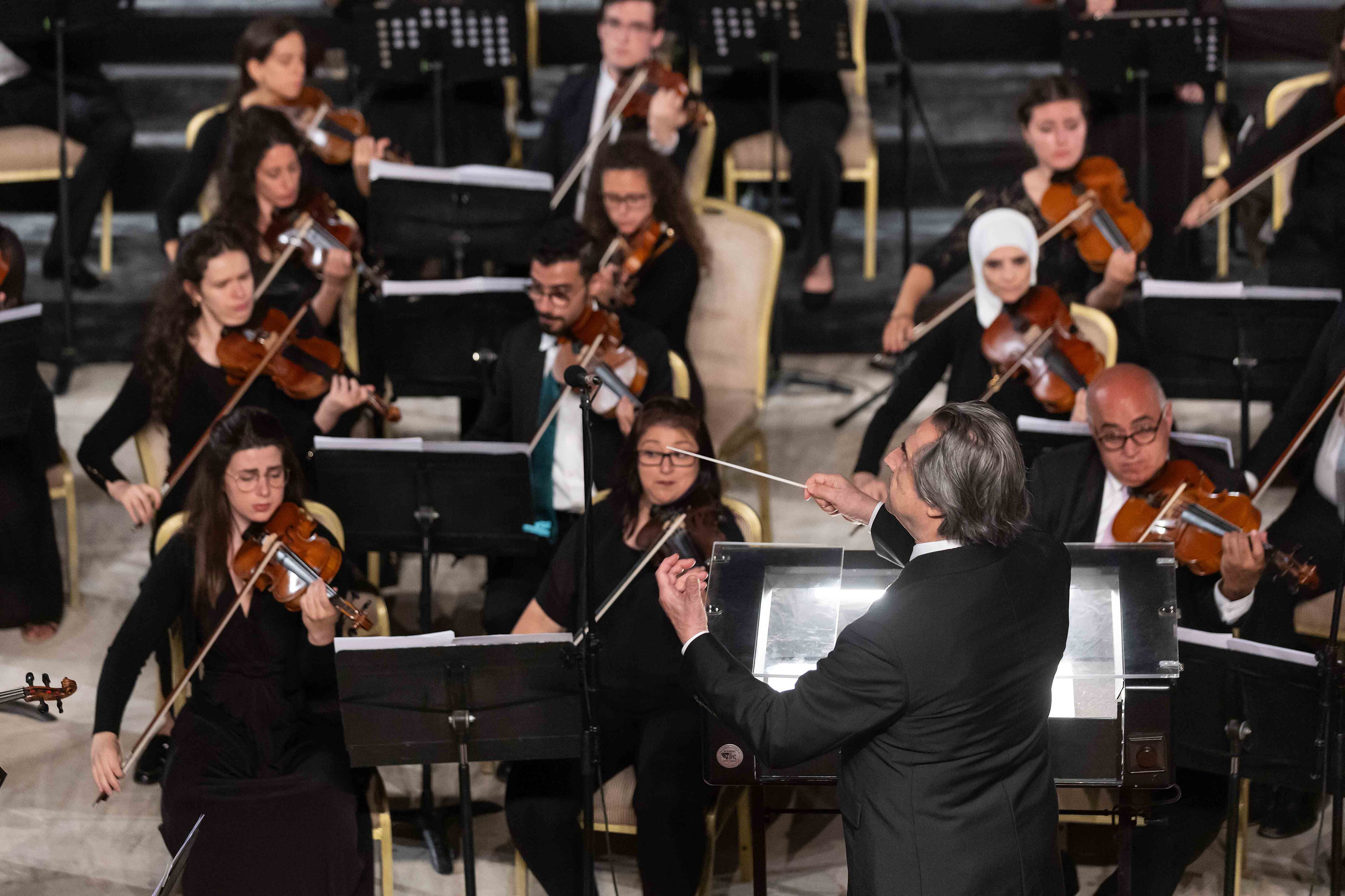 Riccardo Muti dirigiendo a la Orquesta Juvenil Luigi Cherubini en el teatro romano sur, el domingo en Gerasa, en una foto cedida por el Festival de Rávena.