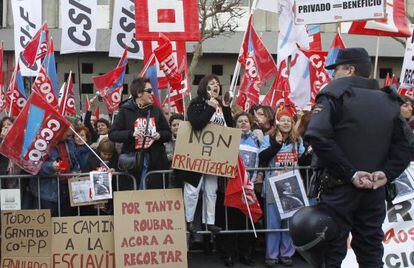 Funcionarios y sindicalistas protestan ante el Parlamento. 