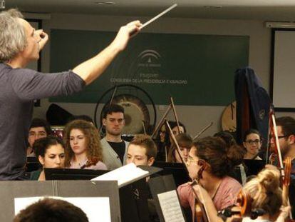 Pedro Halffter y la OJA, durante uno de los ensayos.