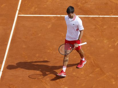 Djokovic se retira de la pista tras caer contra Evans.