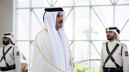 Sheikh Tamim bin Hamad Al Thani Emir of Qatar receives Sheikh Mohamed bin Zayed Al Nahyan, President of the United Arab Emirates (not pictured), prior to the 44th session of the Supreme Council of the Gulf Cooperation Council (GCC), in Doha, Qatar, December 5, 2023. Mohamed Al Hammadi/UAE Presidential Court/Handout via REUTERS    THIS IMAGE HAS BEEN SUPPLIED BY A THIRD PARTY