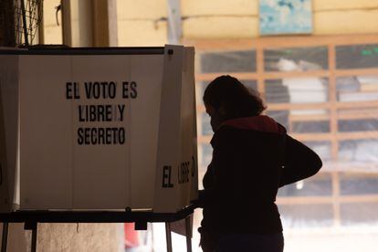 Una mujer emite su voto en la Alcaldía Iztapalapa de Ciudad de México. 