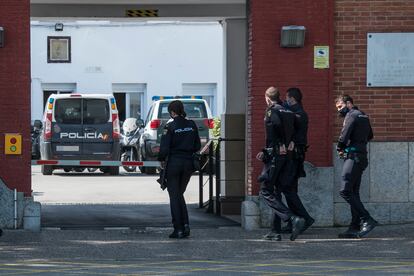 Agentes de Policía Nacional entran a la Comandancia de la Guardia Civil de Girona para recibir la vacuna de Moderna contra el Covid-19, en Girona, Catalunya, el pasado mes de mayo.