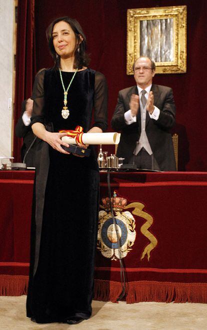 La filóloga Inés Fernández-Ordóñez, durante la sesión en la que ha formalizado su ingreso en la Real Academia Española. Al acto ha asistido el ministro de Cultura, Ángel Gabilondo (al fondo).