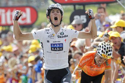 Andy Schleck celebra su victoria en la meta de Morzine-Avoriaz ante el lamento de Samuel Sánchez.