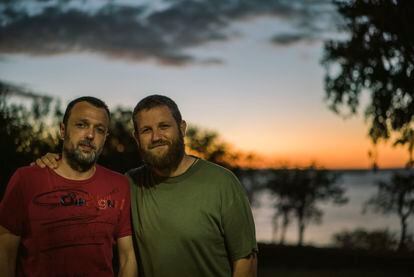 David Beriain (derecha) y Roberto Fraile, asesinados el 27 de abril en Burkina Faso mientras grababan un documental sobre la lucha contra la caza furtiva. Imagen de 2016 cedida por la familia de Beriain.