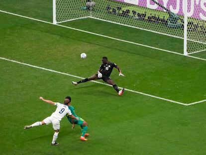 Harry Kane marca su primer gol en el Mundial, el segundo de Inglaterra ante Senegal en el partido de octavos de final este domingo.