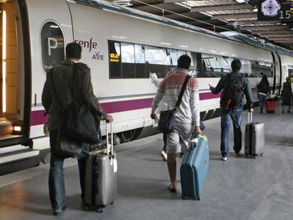 Un grupo de viajeros accede a un AVE de Renfe en la estación madrilñeña de Atocha.
