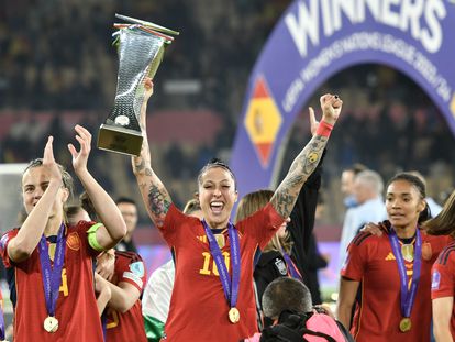 La centrocampista de la selección española, Jenni Hermoso, levanta el trofeo durante la celebración por el triunfo ante Francia.