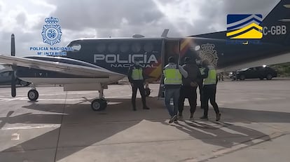 Agentes de la Policía se llevan detenido a un supuesto yihadista en Melilla en febrero.