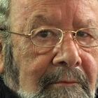Caballero Bonald, posa en su residencia de Madrid, en 2008.